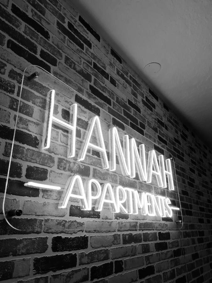 Hannah Kraslava Luaran gambar