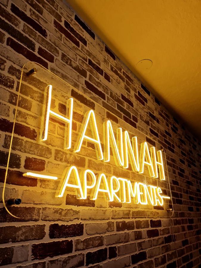 Hannah Kraslava Luaran gambar