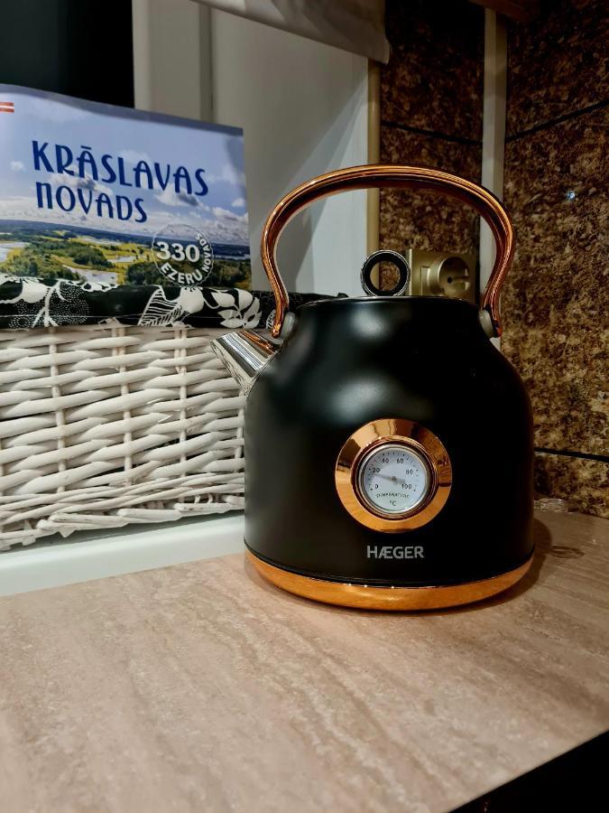 Hannah Kraslava Luaran gambar